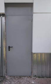 Однопольная противопожарная дверь с фрамугой